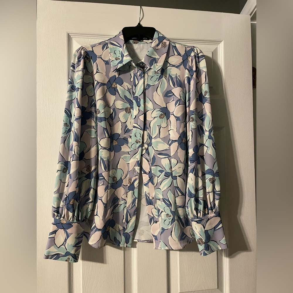 Like New- Beautiful Boston Proper balloon sleeve blouse.